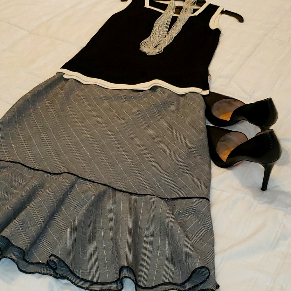 White House Black Market Grey flare skirt Sz 4